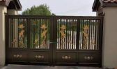 鋁藝大門在噴涂過程中需要專業的師傅進行操作