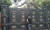 別墅業主親自驗收測試鋁藝大門的安裝效果